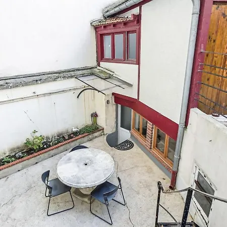 Apartmán With Little Garden-terrace At Trocadero